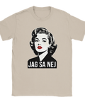 Retro kvinna med rött läppstift och texten "JAG SA NEJ" på en sandfärgad t-shirt.