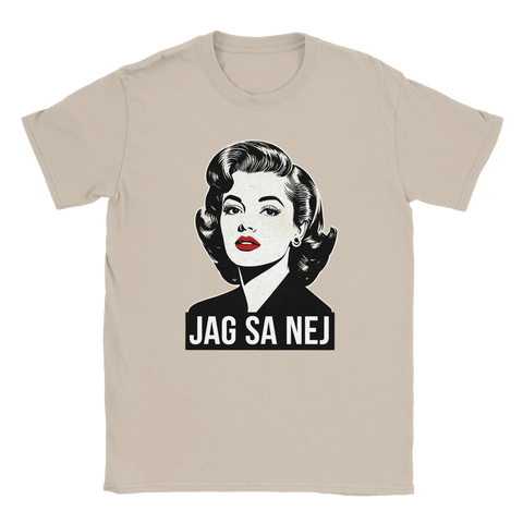 Retro kvinna med rött läppstift och texten "JAG SA NEJ" på en sandfärgad t-shirt.