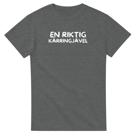 En riktig kärringjävel" texttryck i vitt, bubbligt typsnitt på mörkgrå t-shirt.