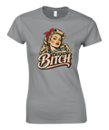 Grafiskt retrotryck med pinuppa och humoristisk text på grå t-shirt för dam