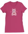 Lekfull illustration av en rosa nallebjörn på hallonröd dam-t-shirt