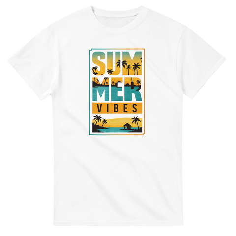 Vit t-shirt med färgstarkt motiv av palmer och texten Summer Vibes