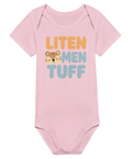 Rosa babybody med barnvänlig grafik och ett mjukt, skämtsamt budskap