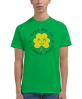 Man bär en grön t-shirt med en glad gul fyrklöver och irländsk text