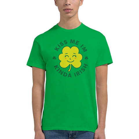 Man bär en grön t-shirt med en glad gul fyrklöver och irländsk text