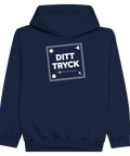 Navy blue youth fleece hoodie with the text “Ditt tryck”