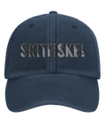 Skitfiske!" text i grå brodyr på marinblå dad cap med böjd skärm.