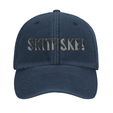 Skitfiske!" text i grå brodyr på marinblå dad cap med böjd skärm.