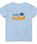 Ljusblå t-shirt för baby med lekfullt Baby Shark-tryck