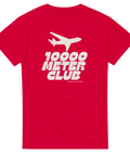 Vitt flygplan och text "10000 METER CLUB" på röd t-shirt.
