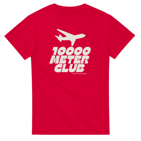 Vitt flygplan och text "10000 METER CLUB" på röd t-shirt.