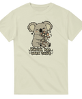 Naturvit t-shirt med en koala som kramar en mus och texten Kärlek kan vara tufft.