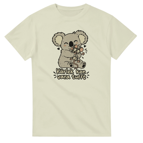 Naturvit t-shirt med en koala som kramar en mus och texten Kärlek kan vara tufft.