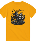 Sjömonster-motiv med bläckfisk och segelskepp på gul t-shirt