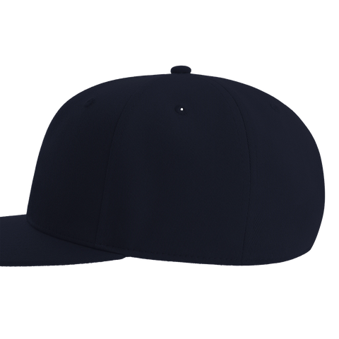 Sida av mörkblå snapback keps med platt skärm och klassisk passform
