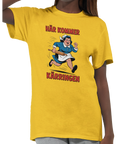 Seriefigur av arg kvinna med kavel, text "HÄR KOMMER KÄRRINGEN", på gul t-shirt.