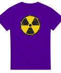 Slitet radioaktivt symboltryck i gult och svart på lila T-shirt.