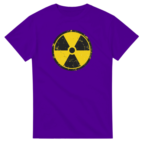 Slitet radioaktivt symboltryck i gult och svart på lila T-shirt.
