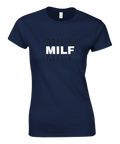 MILF-text i vitt och grått på mörkblå dam t-shirt.