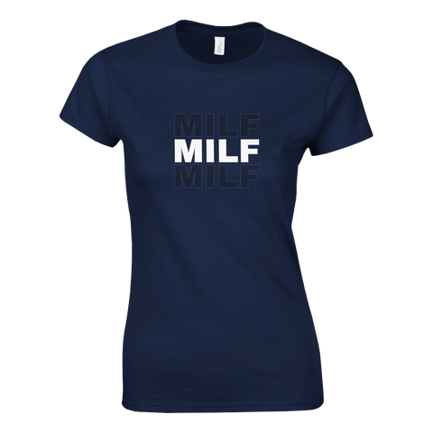 MILF-text i vitt och grått på mörkblå dam t-shirt.