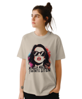 Kvinna bär t-shirt med kaxig attityd och grafiskt motiv