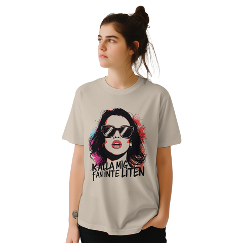 Kvinna bär t-shirt med kaxig attityd och grafiskt motiv