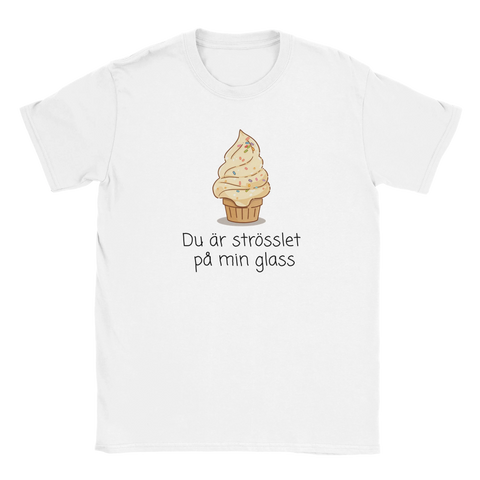 Vit t-shirt med en illustrerad mjukglass och ett kärleksfullt statement