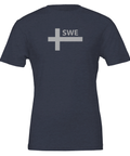 Svenska flaggan stiliserad med "SWE" på marinblå t-shirt, minimalistisk design.