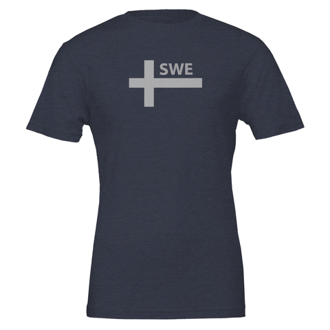 Svenska flaggan stiliserad med "SWE" på marinblå t-shirt, minimalistisk design.