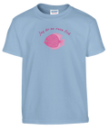Rosa fisk med hjärnmönster och text "Jag är en rosa fisk" på ljusblå barnt-shirt.