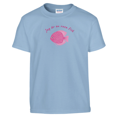 Rosa fisk med hjärnmönster och text "Jag är en rosa fisk" på ljusblå barnt-shirt.