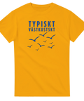 TYPISKT VÄSTKUSTSKT" text med blåa flygande måsar på gul t-shirt.