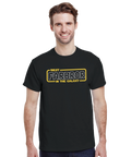 Leende man bär en rolig t-shirt med rymdinspirerad text till farbror