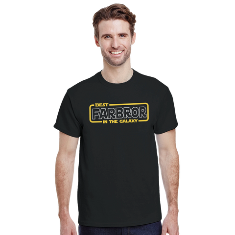 Leende man bär en rolig t-shirt med rymdinspirerad text till farbror