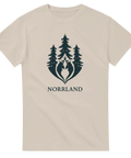 Stiliserat jaktmotiv med skogssiluetter och Norrland-text – beige t-shirt