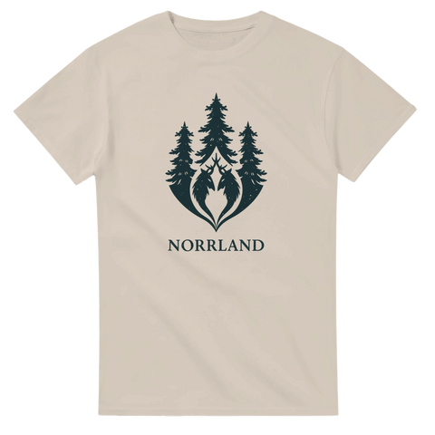 Stiliserat jaktmotiv med skogssiluetter och Norrland-text – beige t-shirt