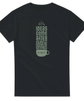 Grafiskt kaffemotiv med texten Ideas come after coffee på en svart t-shirt