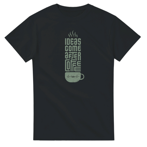 Grafiskt kaffemotiv med texten Ideas come after coffee på en svart t-shirt