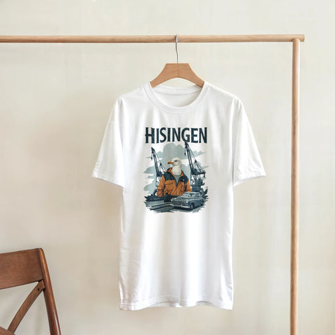 Vit t-shirt på galge med industriellt tryck av hamnmiljö och en kaxig mås