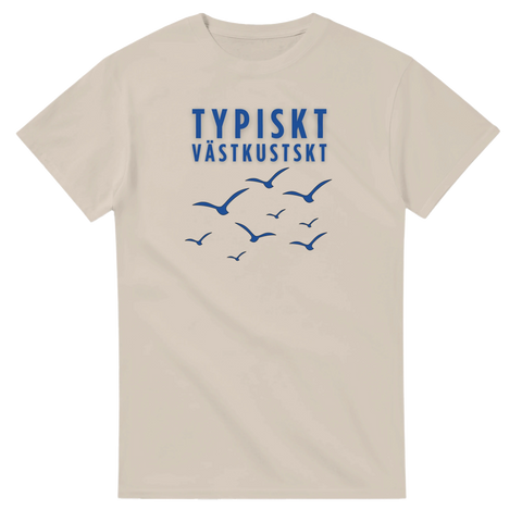 Blå text "TYPISKT VÄSTKUSTSKT" med flygande måsar på beige t-shirt.