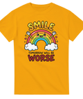 Gul t-shirt med tecknad regnbåge och ironiskt citat Smile Tomorrow Will Be Worse
