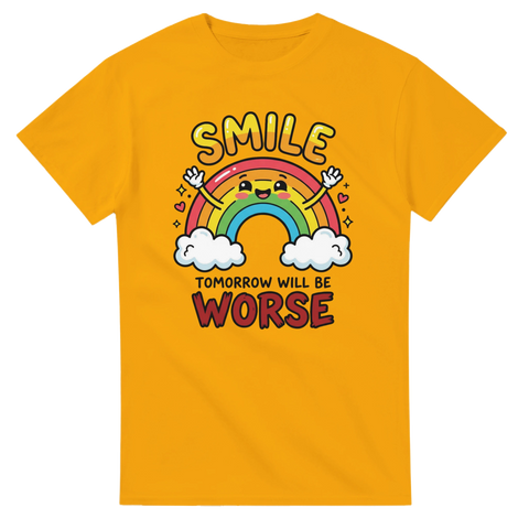 Gul t-shirt med tecknad regnbåge och ironiskt citat Smile Tomorrow Will Be Worse