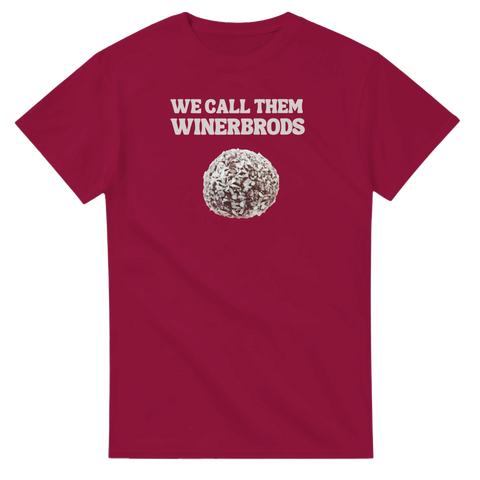 Chokladboll med kokosflingor och text "WE CALL THEM WINERBRODS" på vinröd t-shirt.