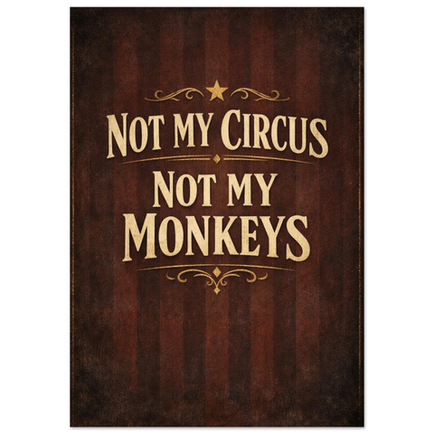 Vintageinspirerad poster med texten Not my circus not my monkeys i beige serif-typsnitt mot en mörkbrun randig bakgrund.