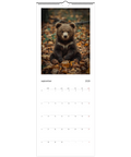 Brunbjörnsunge med honungsburk bland höstlöv, Väggkalender 2026 "Tykna Djur", september.