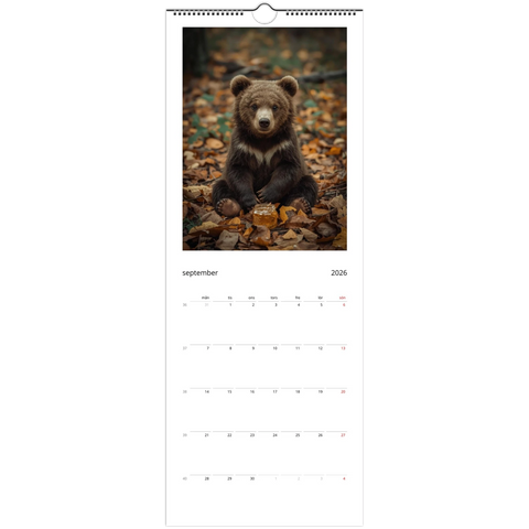 Brunbjörnsunge med honungsburk bland höstlöv, Väggkalender 2026 "Tykna Djur", september.
