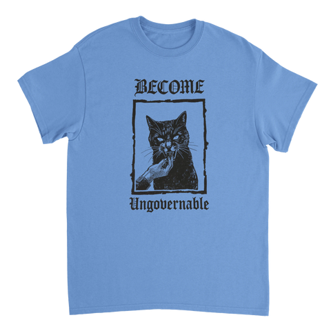 Rebelliskt kattmotiv med texten Become Ungovernable – ljusblå t-shirt