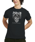 Piratskalle med ögonlapp och skägg, texten "PIRATE" på svart t-shirt.