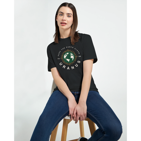 Kvinna i svart t-shirt med lekfullt grafiskt tryck om planeten