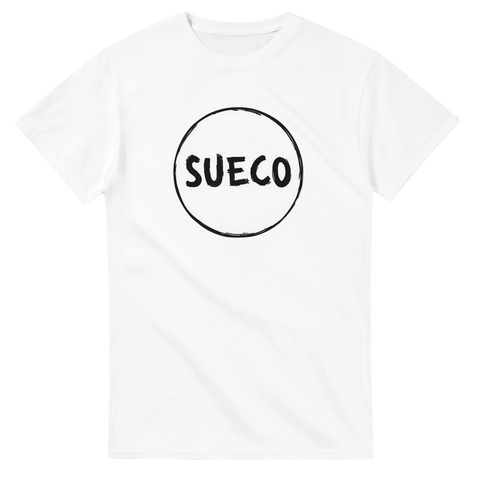 Vit t-shirt med svartvitt Sueco-motiv och handritad känsla
